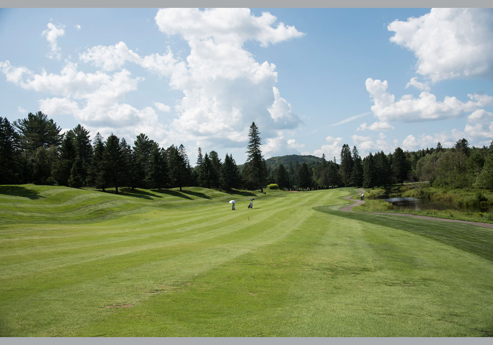 Allées et verts du terrain de golf du Club de golf Val‑Morin.