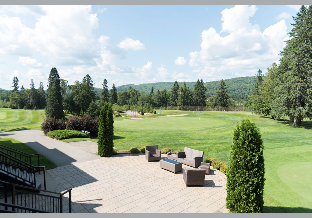 Vue du parcours de golf Val‑Morin depuis la terrasse