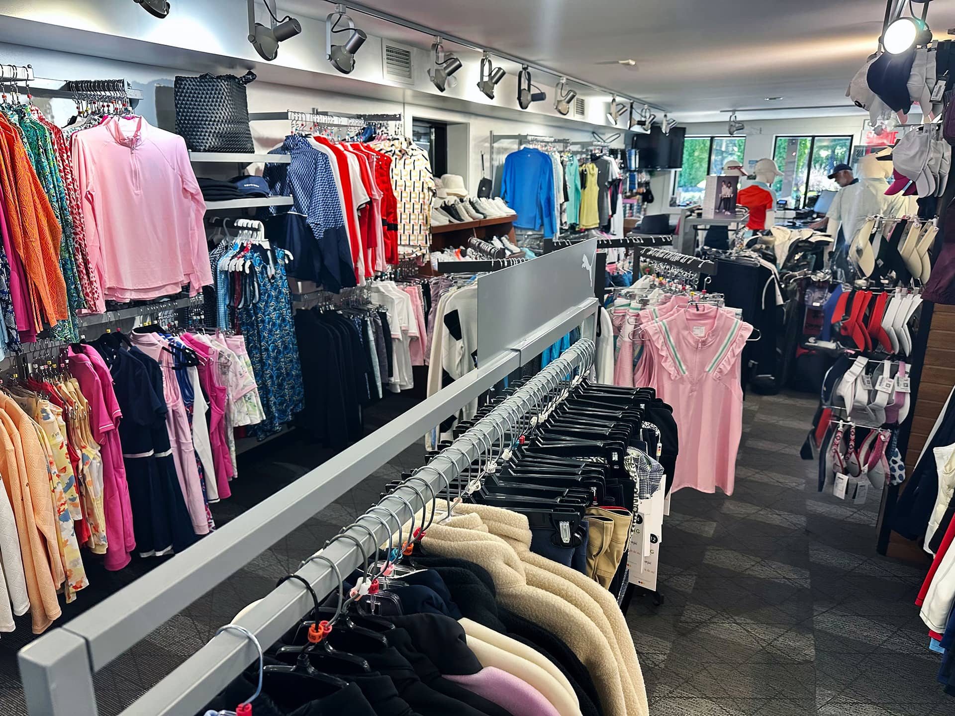 Boutique du Club de golf Val‑Morin avec des vêtements de golf