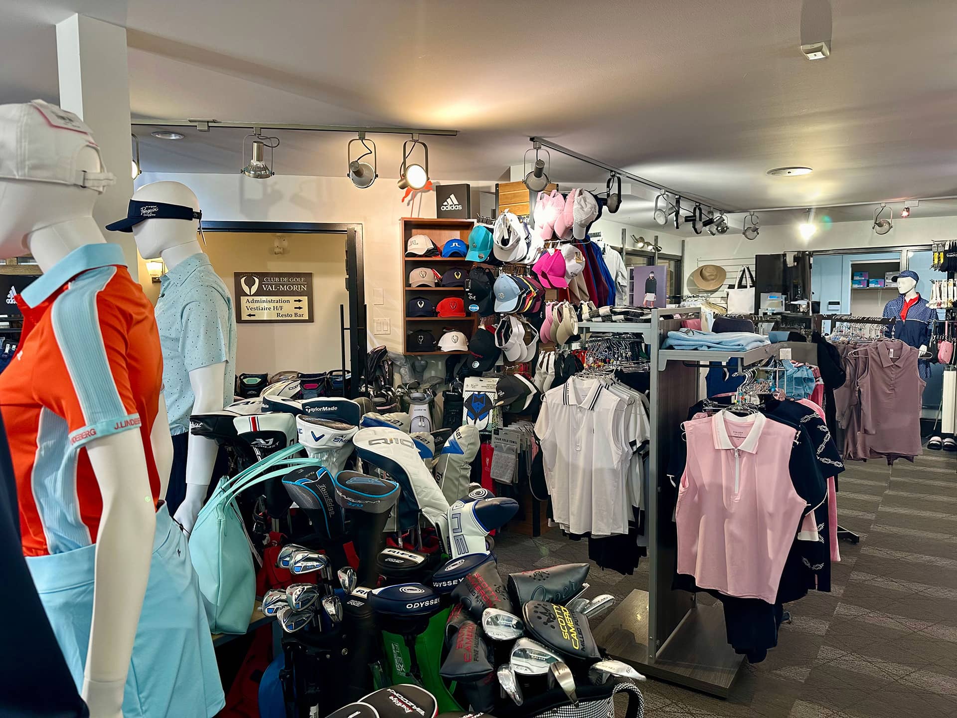 Boutique du Club de golf Val‑Morin avec des vêtements de golf