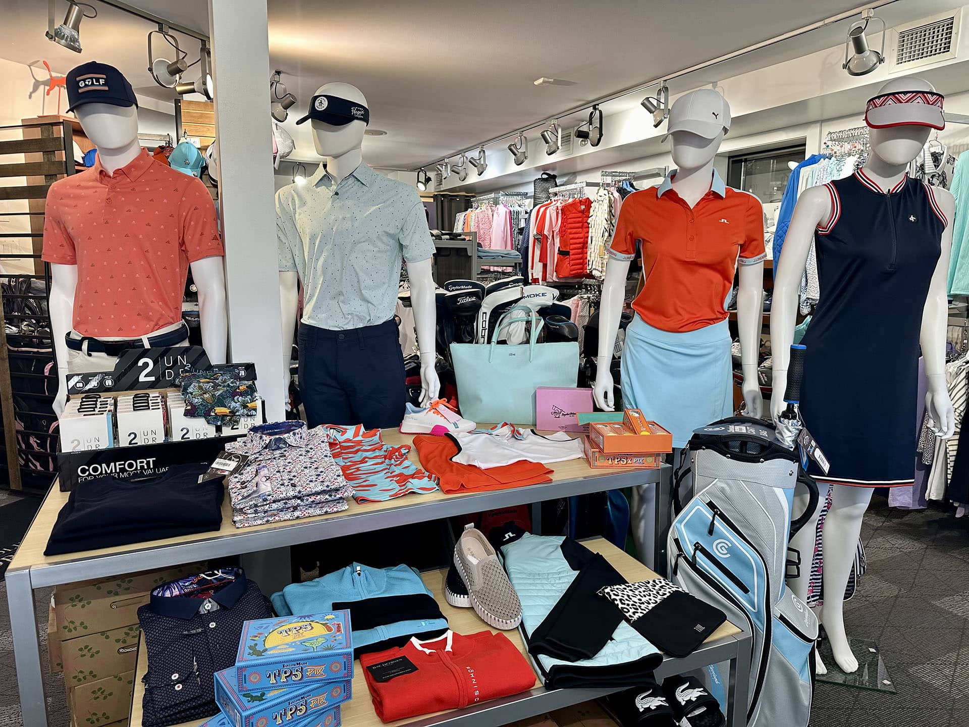 Sélection de vêtements de golf dans la boutique du Club de golf Val‑Morin