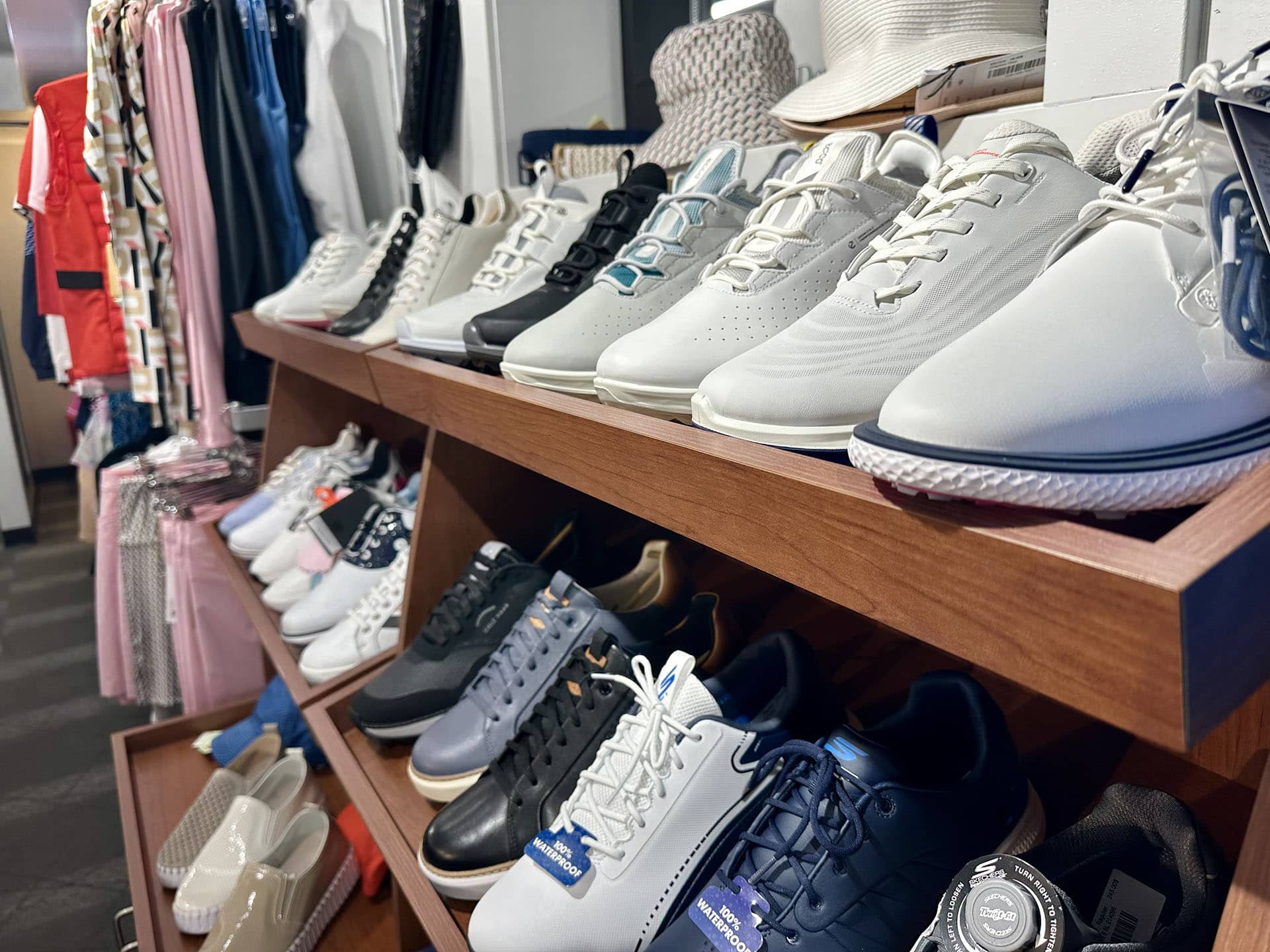 Souliers de golf exposés dans la boutique du Club de golf Val‑Morin