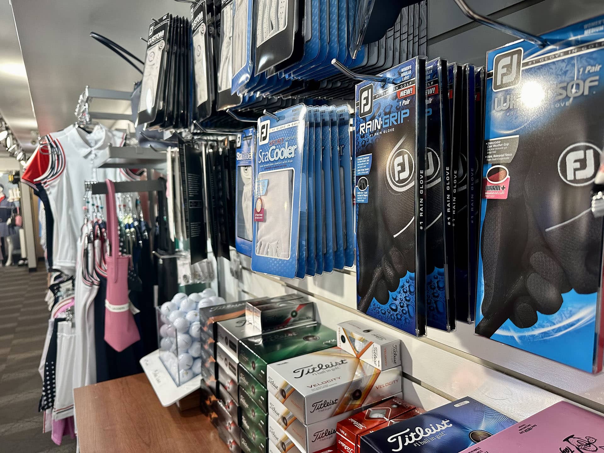 Gants et balles de golf dans la boutique du Club de golf Val‑Morin