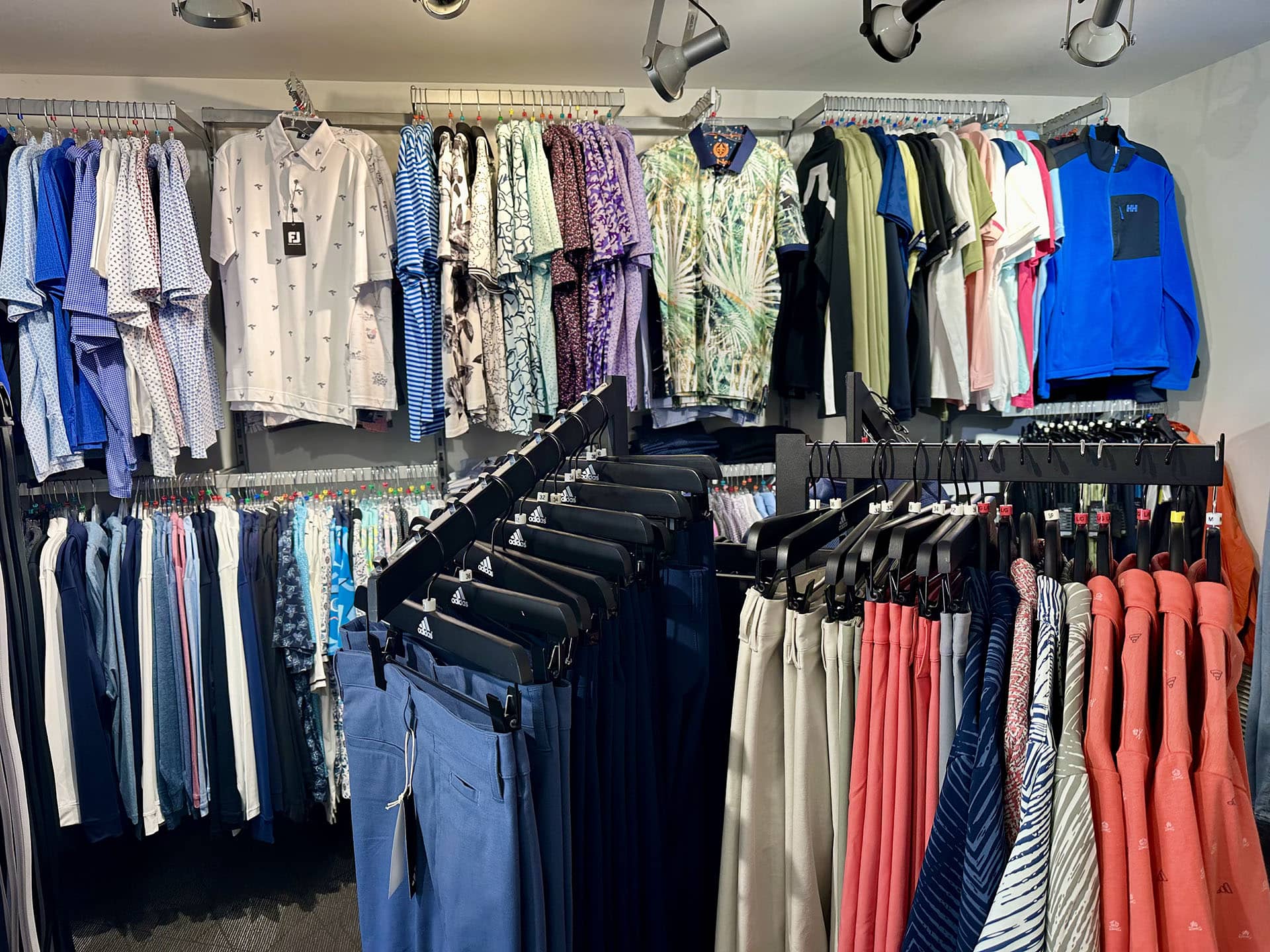 Boutique du Club de golf Val‑Morin avec des vêtements de golf