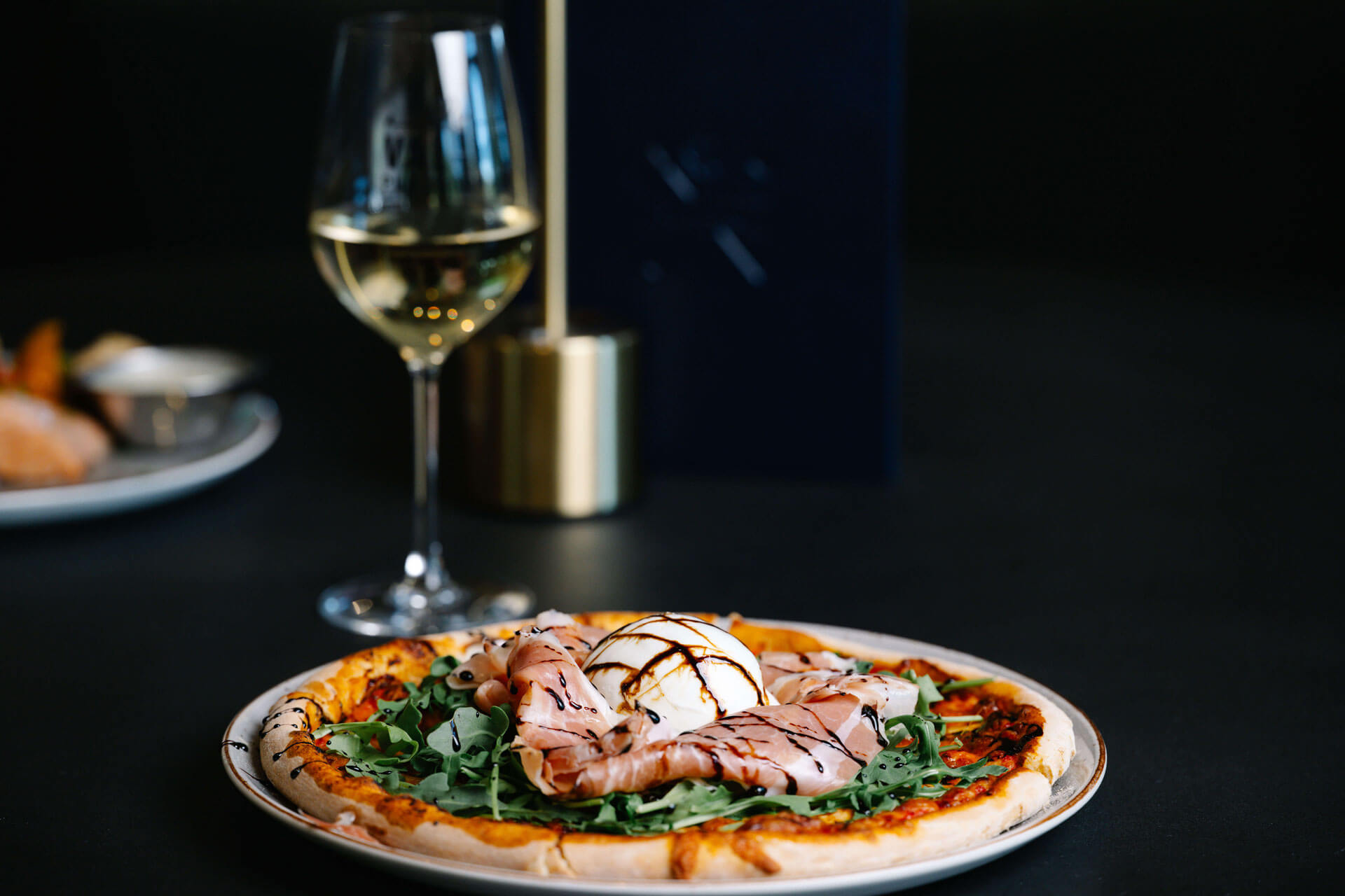 Assiette de pizza et verre de vin servi au Club de Golf Val-Morin