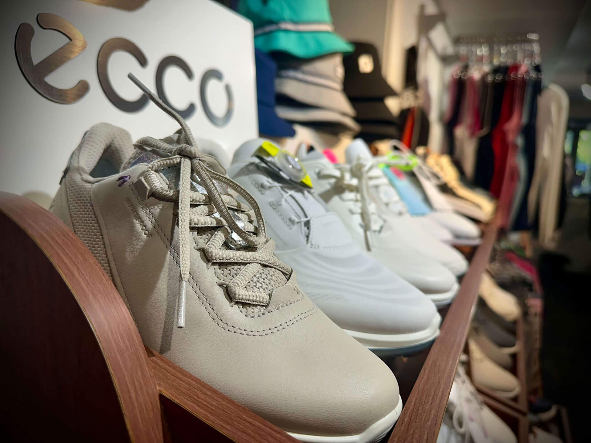 Souliers de golf à la boutique du Club de Golf Val-Morin