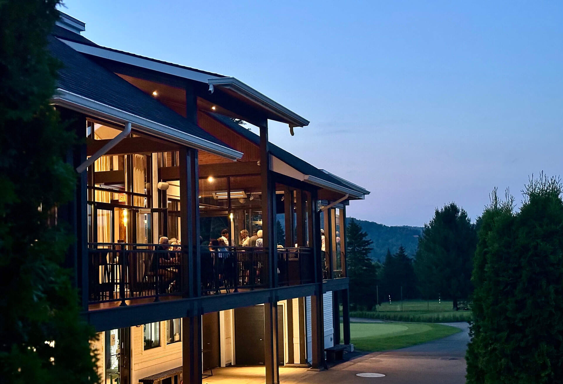 Terrasse du Club de Golf Val-Morin vue de l'extérieur