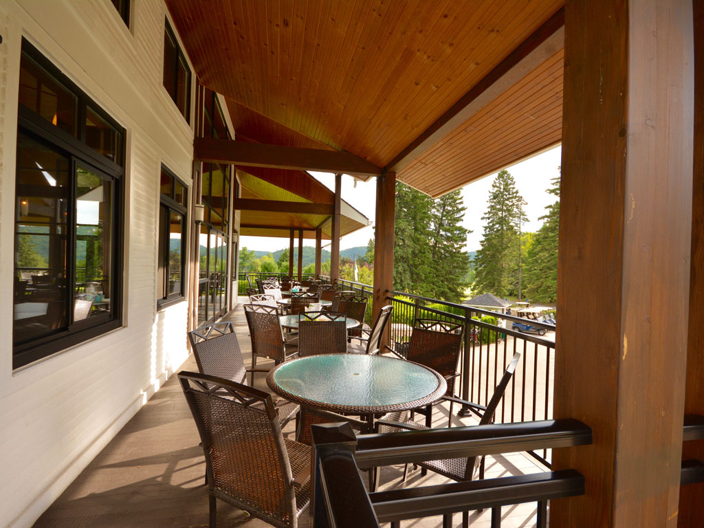 Espace terrasse avec table et chaises au Club de golf Val‑Morin