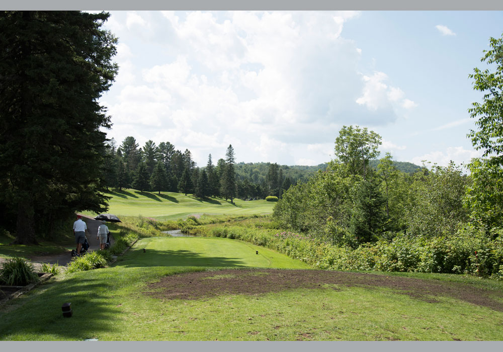 Parcours de golf du Club de golf Val‑Morin entouré de verdure
