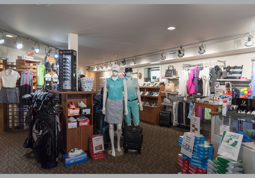équipements de golf présentés à l’intérieur de la boutique du Club de golf Val‑Morin