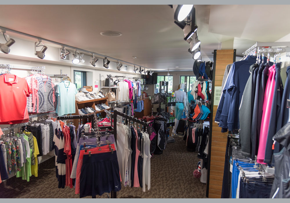 Boutique du Club de golf Val‑Morin avec des vêtements de golf