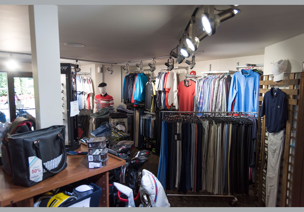 Vêtements de golf exposés dans la boutique du Club de golf Val‑Morin